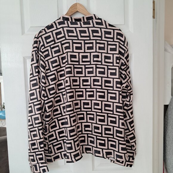 Made with Love NWT Women's Plus Size Geometric print blouse- XXL - Picture 6 of 6